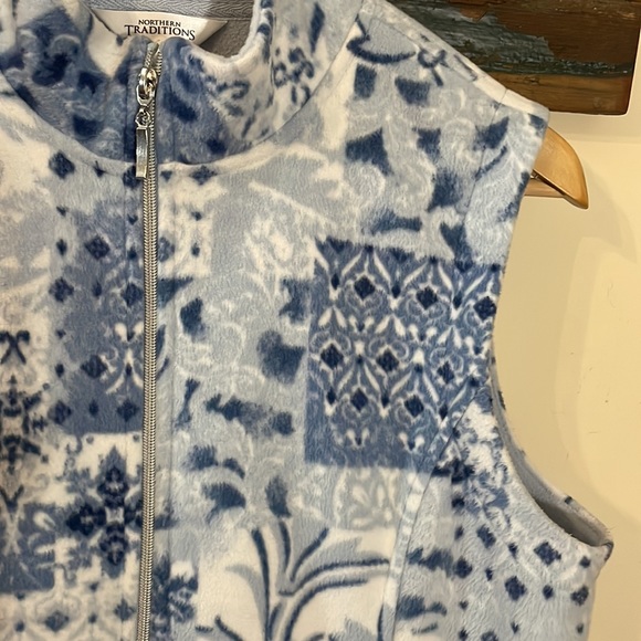 2/$30 Northern Traditions Blue and White Nature Fleece Vest - Picture 9 of 15